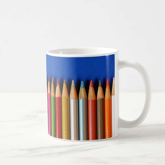 Bunte Bleistiftzeichenstifte auf blauem Kaffeetasse (Rechts)