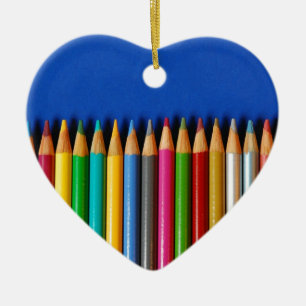 Bunte Bleistiftzeichenstifte auf blauem Keramik Ornament