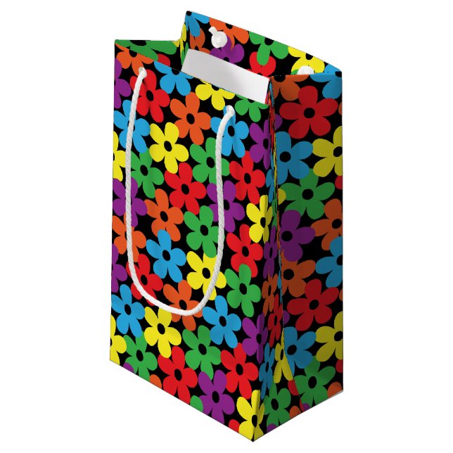 Bunte Blumen auf schwarzer kleiner Geschenk-Tasche Kleine Geschenktüte (Vorderseite Schrägansicht)
