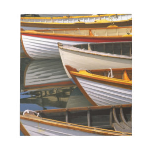 Bunte Boote im Wooden Boat Center Notizblock