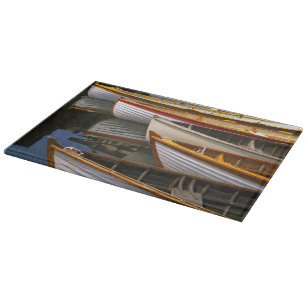 Bunte Boote im Wooden Boat Center Schneidebrett