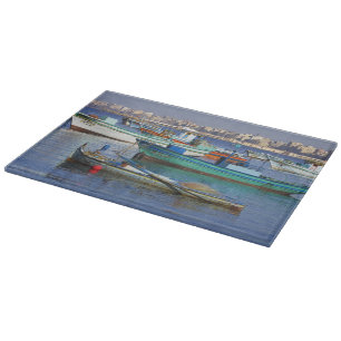 Bunte Fischerboote im Hafen von Schneidebrett