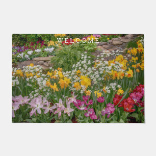 Bunte Frühlingsblumen in voller Blüte Fußmatte