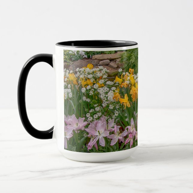 Bunte Frühlingsblumen in voller Blüte Tasse (Links)