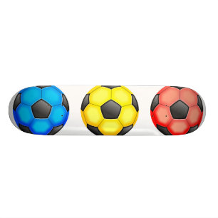Bunte Fußbälle Skateboard