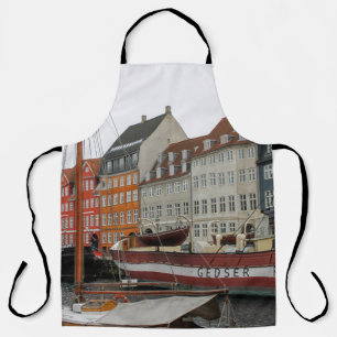 BUNTE GEBÄUDE NEBEN DEM FLUSS SCHÜRZE