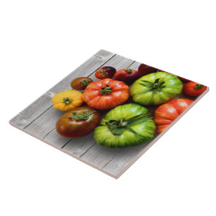 Bunte gestreifte Tomaten auf verwittertem Tisch Fliese