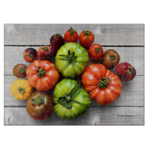 Bunte gestreifte Tomaten auf verwittertem Tisch Schneidebrett