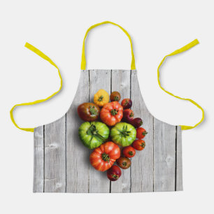 Bunte gestreifte Tomaten auf verwittertem Tisch Schürze
