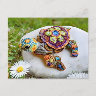 Bunte Häkelschildkröte aus Oma-Quadraten Postkarte