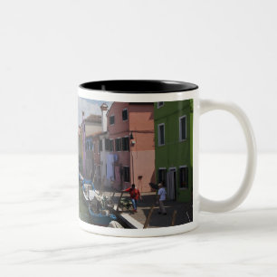Bunte Häuser entlang eines Kanals auf der Insel Zweifarbige Tasse
