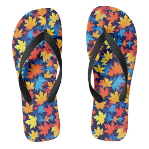 Bunte Herbstblätter auf dunkelblauem Hintergrund Flip Flops