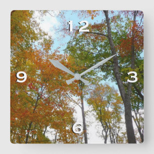 Bunte Herbstblätter in die Höhe blickend Quadratische Wanduhr