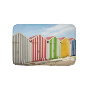 Bunte Hütten auf Strand Badematte