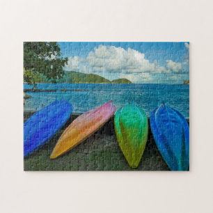Bunte Kanus am Strand in Pago Pago