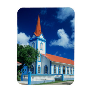 Bunte Kirche auf der Insel Tahaa in den Magnet