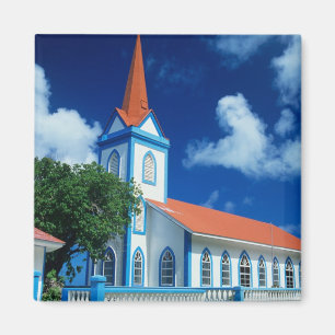 Bunte Kirche auf der Insel Tahaa in der Magnet