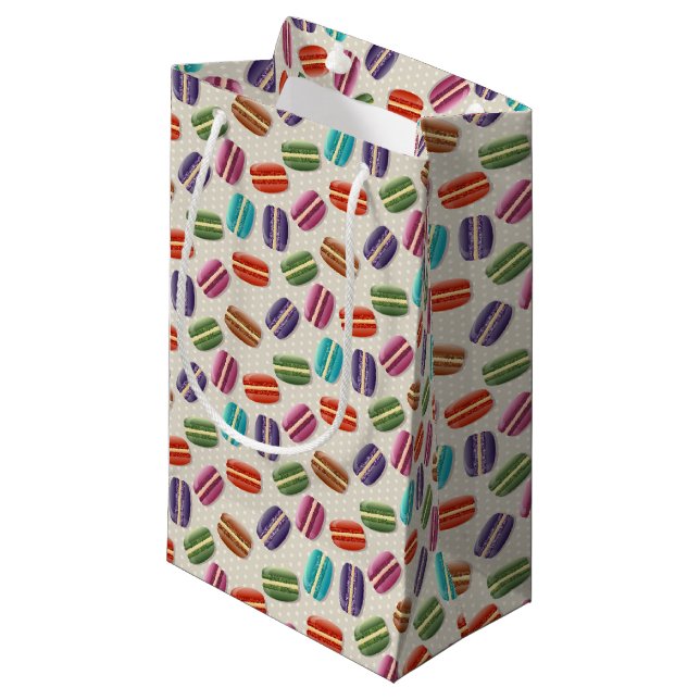 Bunte Makrone mit süßer Meringe Kleine Geschenktüte (Vorderseite Schrägansicht)