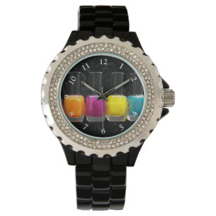 Bunte Nagellack-Flaschen, Nagel-Salon Armbanduhr