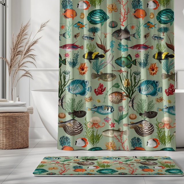 Bunte Ozeanien-Fische auf salbeigrünem Hintergrund Duschvorhang (Von Creator hochgeladen)
