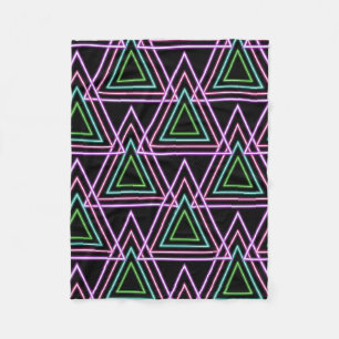 Bunte Retro-Neon-Geometrie-Dreiecke in Schwarz aus Fleecedecke