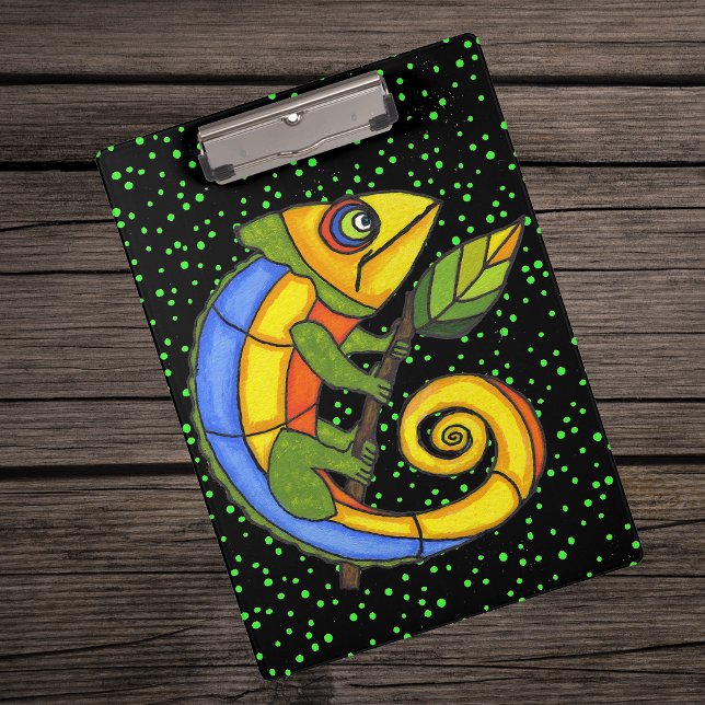 Bunte Spaß-Eidechsen-Niederlassungs-Punkte Klemmbrett (Fantasy colourful lizard holding stick with leaf on black with green dots clipboard.)