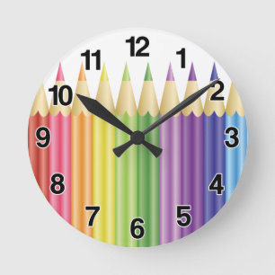 Bunte Stifte in einer Reihe Runde Wanduhr
