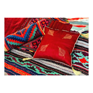 Bunte Teppiche Und Ein Rotes Kissen Fotodruck