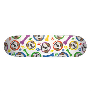 Bunte und spielerische englische Bulldogge Skateboard