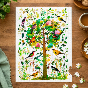 Bunte Vögel in einem blühenden Baum