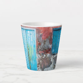 Bunte Wand, Tür und Fensterläden Milchtasse