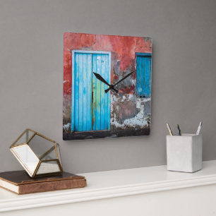 Bunte Wand, Tür und Fensterläden Quadratische Wanduhr