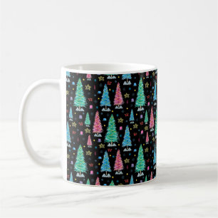 Bunte Weihnachtsbäume an Weihnachtsnachtskrankheit Kaffeetasse