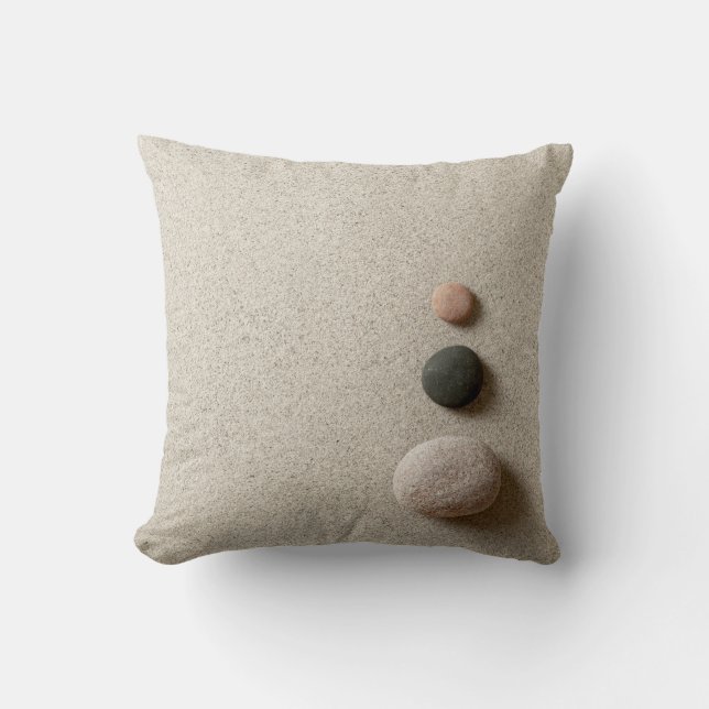 Bunte Zen-Steine auf Sand-Hintergrund Kissen (Vorderseite)
