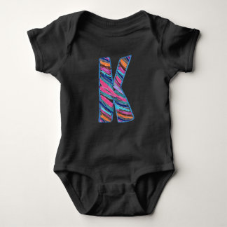 Bunter Buchstabe K wie in Kay Baby Strampler