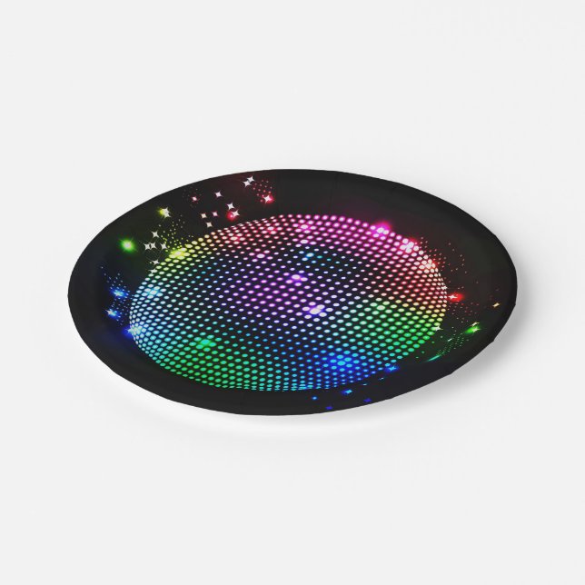 Bunter Disco-Ball auf schwarzem Pappteller (Schrägansicht)