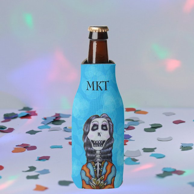 Bunter Glückstag des toten Skeletts Flaschenkühler (Smiling Day of the Dead lady black hair white flowers colourful cape on blue drink bottle cooler.)