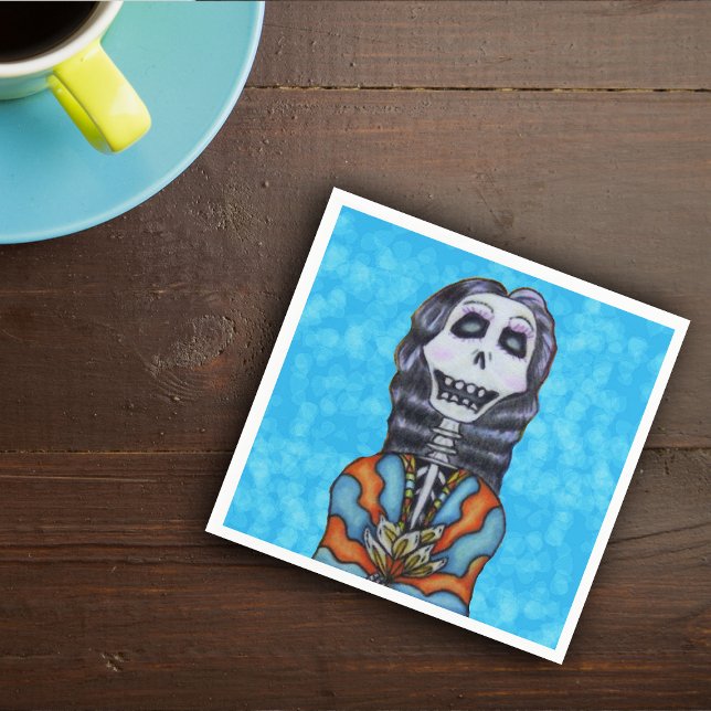 Bunter Glückstag des toten Skeletts Serviette (Smiling Day of the Dead femal skeleton black hair orange blue cape flowers on vibrant blue napkins.)