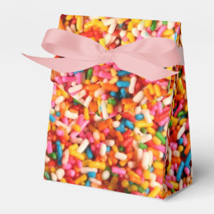 Bunter heller Regenbogen besprüht Geschenkschachtel