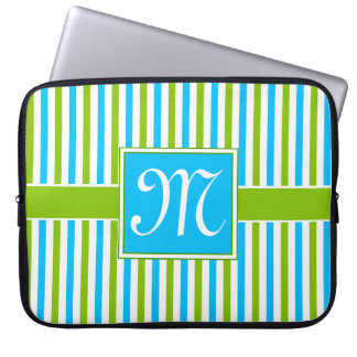 Buntes blaues und grünes Streifen-Muster-Monogramm Laptopschutzhülle