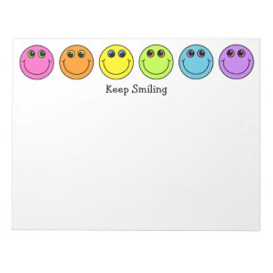 Buntes Emoji stellt behalten das Lächeln gegenüb Notizblock