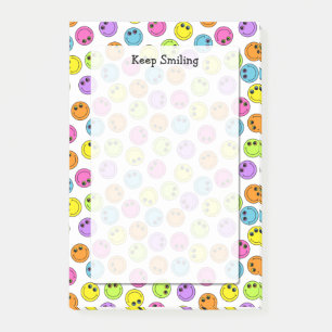 Buntes Emoji stellt behalten das Lächeln gegenüb Post-it Klebezettel