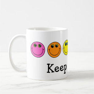 Buntes Emoji stellt behalten das Lächeln gegenüber Kaffeetasse