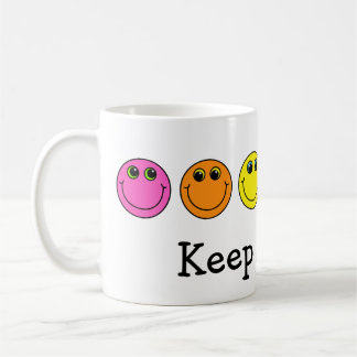 Buntes Emoji stellt behalten das Lächeln gegenüber Kaffeetasse