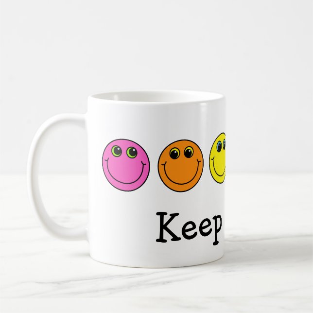Buntes Emoji stellt behalten das Lächeln gegenüber Kaffeetasse (Links)