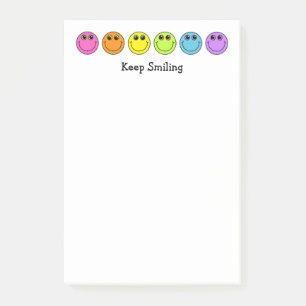 Buntes Emoji stellt behalten das Lächeln gegenüber Post-it Klebezettel