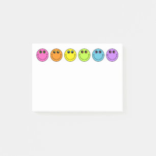Buntes Emoji stellt gegenüber Post-it Klebezettel