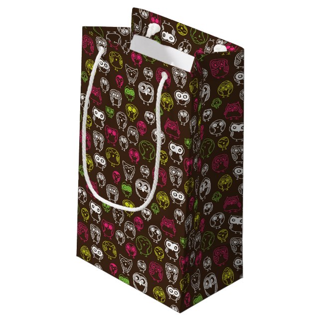 Buntes Eulengekritzel-Hintergrundmuster Kleine Geschenktüte (Rückseite Schrägansicht)