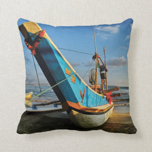 Buntes Fischerboot durch den Ozean Kissen