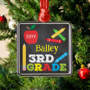 Buntes Foto von Kindern auf einer Schiefertafel al Ornament Aus Metall